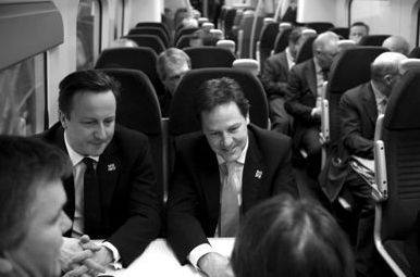 　2012年1月9日，英國首相卡梅倫(左)與副首相克萊格(右)乘火車前去參加會議。