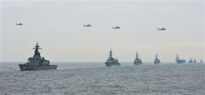 2012年10月14日，日本海上自衛(wèi)隊舉行閱艦式。2013年，日本自衛(wèi)隊時隔11年首增防衛(wèi)預(yù)算。資料圖片