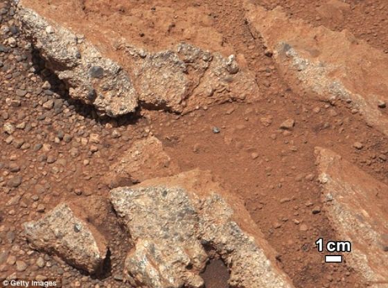 火星上一塊被稱之為“林克”的露出地面的巖層，四周的灰塵呈紅褐色。這一發(fā)現(xiàn)證明火星表面曾出現(xiàn)溪流