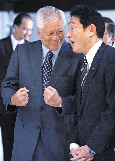 10日，馬尼拉，正在菲律賓訪問的日本外相岸田文雄（右）與菲外長(zhǎng)羅薩里奧交談。
