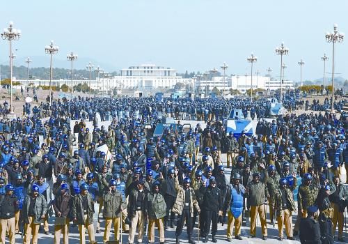 15日上午，大批警察在巴基斯坦首都伊斯蘭堡總統(tǒng)府前警戒。