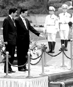 16日，越南總理阮晉勇（右）歡迎來(lái)訪(fǎng)的日本首相安倍晉三。