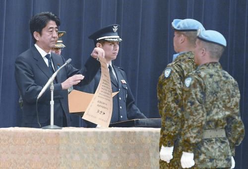 20日，日本首相安倍晉三向回國的戈蘭高地維和自衛(wèi)隊遞交政府獎狀。安倍在儀式上稱，近年“日本周邊的安全保障環(huán)境更加嚴(yán)峻”，為此將修改《防衛(wèi)計劃大綱》，進(jìn)一步加強日美同盟。