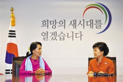 29日，首爾，韓國(guó)候任總統(tǒng)樸槿惠與來訪的昂山素季會(huì)面。
