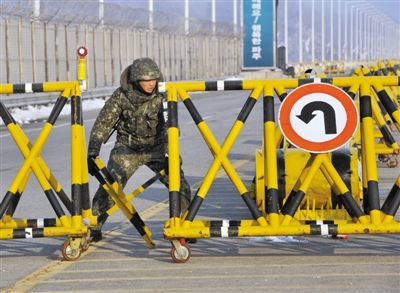 2月13日，朝韓邊境，韓國方面在通往朝鮮金剛山工業(yè)園區(qū)的韓國道路上設(shè)置路障。