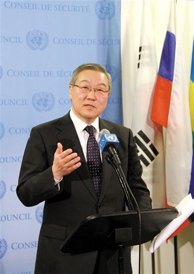 2月12日，安理會輪值主席國、韓國外交通商部長官金星煥宣讀聲明。新華社發(fā)