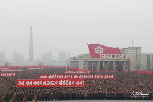 2013年2月14日，朝鮮在首都平壤的金日成廣場舉行了超過10萬人參加的平壤市軍民聯(lián)歡大會，慶祝第三次地下核試驗成功。攝影：人民網(wǎng)記者 王莉
