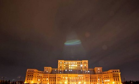 照片中，羅馬尼亞議會大樓上空出現(xiàn)神秘光圈。有人認為這是UFO。