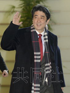 圖為2月21日上午安倍步入官邸。