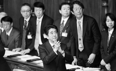 2月28日，日本首相安倍晉三（中）在國(guó)會(huì)鼓掌。他當(dāng)天說(shuō)，希望與中韓重新交好。