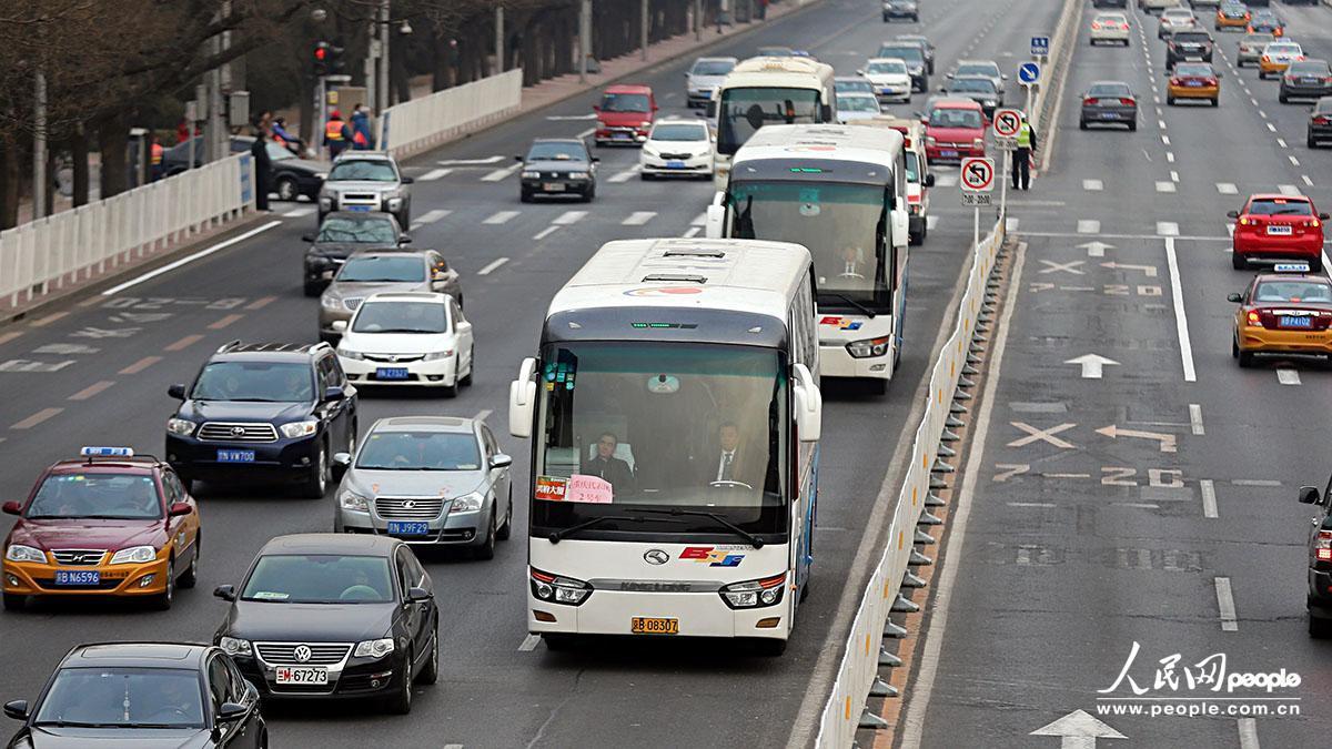 沒有封路及警車帶道，重慶代表團(tuán)接送車有序通過長安街。吉羽/攝影