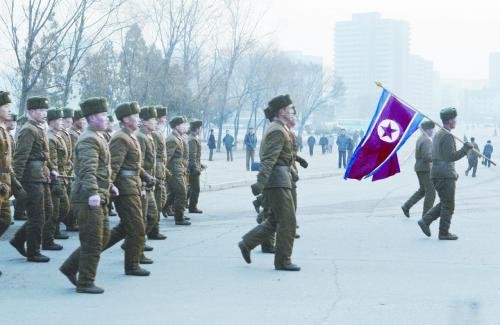 16日，一隊朝鮮士兵走過平壤街頭。