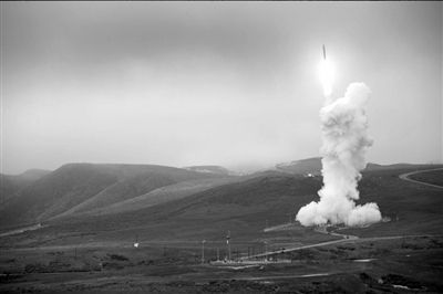 范登堡空軍基地，一枚攔截導彈發(fā)射升空。