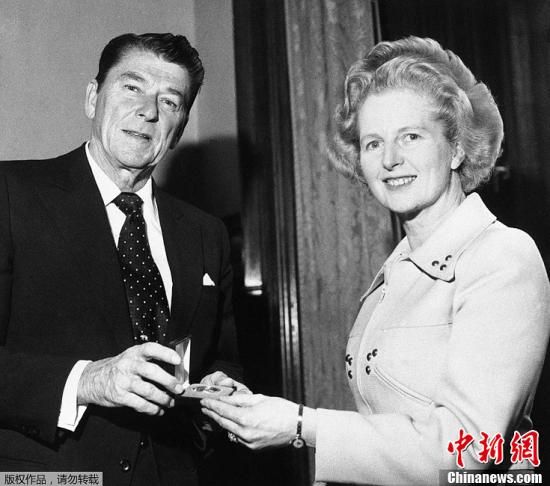 　英國(guó)“鐵娘子”、前首相撒切爾夫人8日去世，享年87歲。撒切爾夫人1979年至1990年任首相，是英國(guó)唯一一位女首相，也是英國(guó)20世紀(jì)連續(xù)執(zhí)政時(shí)間最長(zhǎng)的首相。圖為1975年4月9日，羅納德·里根贈(zèng)送撒切爾夫人（右）一枚銀制紀(jì)念章。
