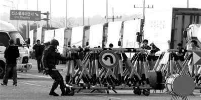 8日，朝鮮禁止韓方人員進入開城工業(yè)園區(qū)。當日朝鮮宣布將從開城工業(yè)園區(qū)撤出全部朝鮮工人，暫時中斷園區(qū)運轉(zhuǎn)。