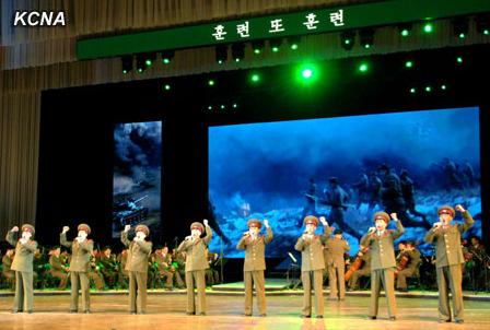 朝鮮人民軍協(xié)奏團(tuán)9日舉辦音樂舞蹈綜合演出，慶祝金正日出任朝鮮國(guó)防委員會(huì)委員長(zhǎng)20周年。