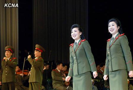朝鮮人民軍協(xié)奏團(tuán)9日舉辦名為綜合演出，慶祝金正日出任朝鮮國防委員會委員長20周年