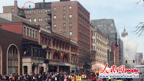 目擊者丹·蘭帕里奧拍攝的照片中，案發(fā)現(xiàn)場建筑屋頂?shù)目梢扇宋锍蔀門witter熱議話題。 圖片來自網(wǎng)絡