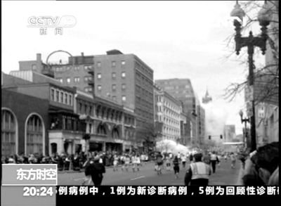一名馬拉松參賽者15日拍攝的一段視頻中，一個屋頂神秘人引發(fā)各方猜想。央視截屏