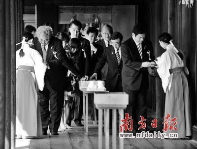 23日，議員參拜完后離開。新華社發(fā)