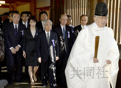 4月23日上午，跨黨派議員團(tuán)體“大家參拜靖國神社國會(huì)議員會(huì)”成員參拜了靖國神社。圖中左三為會(huì)長尾辻秀久。