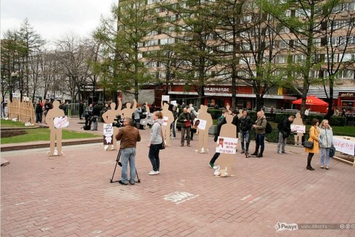 莫斯科市中心新普希金花園6日爆發(fā)“紙片人”集會，諷刺真實(shí)游行活動無意義