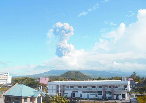 5月7日，菲律賓呂宋島東南部的馬榮火山發(fā)生噴發(fā)。據(jù)報道已造成5人死亡。