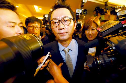 尹昶重11日在“喊冤”記者會上遭媒體圍堵。