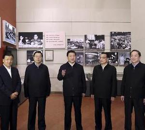 習近平等參觀《復(fù)興之路》展覽