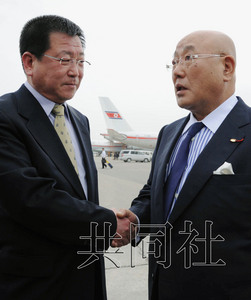 5月14日，日本內(nèi)閣官房參事飯島勛（右）抵達(dá)平壤，在機(jī)場與前來迎接的朝鮮外務(wù)省亞洲局副局長金哲虎握手。