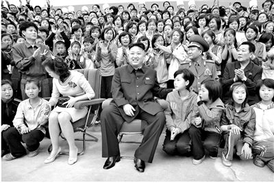 5月19日，朝鮮最高領導人金正恩與夫人李雪主訪問妙香山少年團野營所，與孩子們合影。
