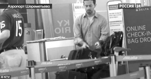 俄電視臺畫面截圖：福格爾19日推著行李箱步入機場。