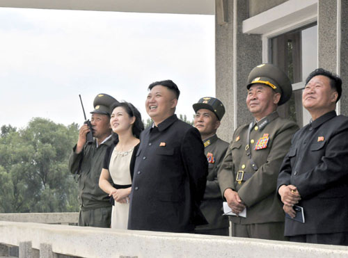 朝鮮最高領(lǐng)導(dǎo)人金正恩攜夫人李雪主18日視察了榮獲吳仲洽7團(tuán)稱號(hào)的朝鮮人民軍航空與防空軍第1017部隊(duì)，并指導(dǎo)飛行訓(xùn)練。（《勞動(dòng)新聞》圖片） 點(diǎn)擊圖片進(jìn)入下一頁(yè)！