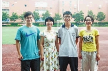 長郡中學(xué)，易楷寧（左一）、唐嘉（左二）、曾宇（左三）、朱佳怡（右一）高考（理科）分?jǐn)?shù)都在690分以上。 記者 羅智文 攝