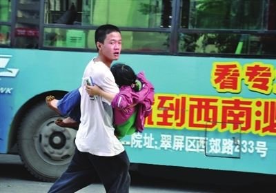 6月7日，黃子恒火速將肚子疼的小苗送上車。（資料圖片）