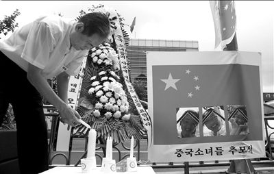 ?15日，韓國(guó)首爾鐘路區(qū)，人們悼念在韓亞客機(jī)事故中不幸遇難的3名中國(guó)女孩。