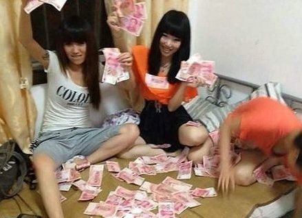 　　如今的網(wǎng)絡(luò)牛人炫富，真是各式各樣，層出不窮，先有蘭董炫富，礦女炫富，富家公子曬飛機(jī)炫富，富家女秀靚車(chē)炫富……這不，網(wǎng)絡(luò)上又現(xiàn)燒錢(qián)炫富女遭痛罵，中國(guó)富二代素質(zhì)受質(zhì)疑。...