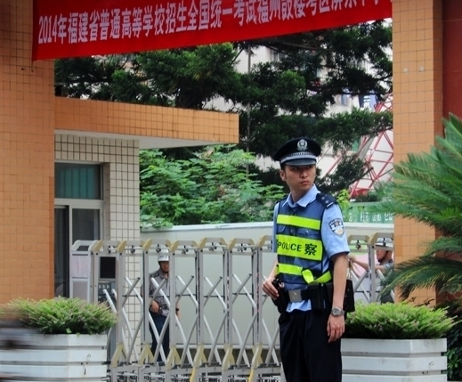 高考現(xiàn)場直擊：民警持槍護考 家長陪考