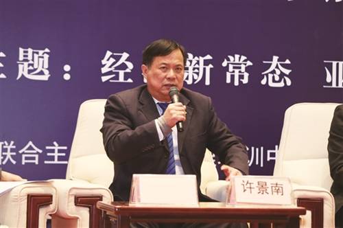 近日，“亞洲財(cái)富論壇第五屆年會”在北京國家會議中心舉行。匹克集團(tuán)董事長許景南受邀出席，圍繞“經(jīng)濟(jì)新常態(tài)、亞洲新機(jī)遇”這一主題同亞洲各領(lǐng)域的優(yōu)秀領(lǐng)導(dǎo)者們展開深度探討，并憑借在推動匹克品牌及市場國際化方面的卓越表現(xiàn)，獲得“亞洲國際化影響力人物”殊榮。
