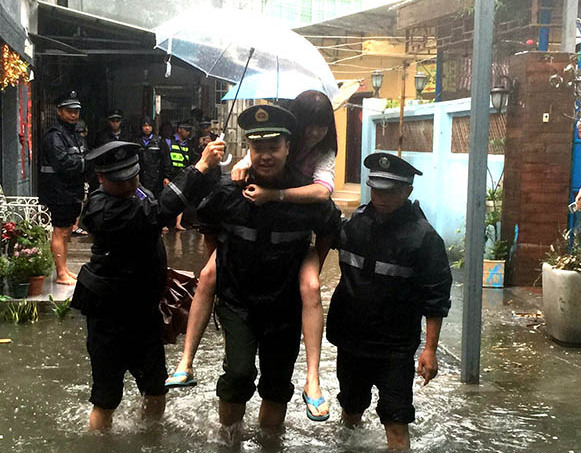 民警從積水處背出被困群眾。