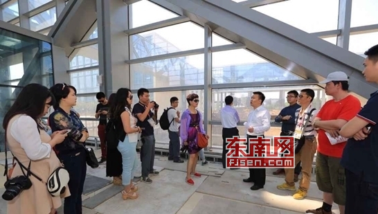 采訪團成員在位于西安金融商務(wù)區(qū)的中國銀行建設(shè)工地采訪。