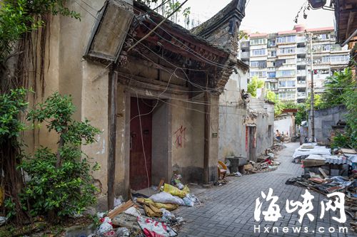 城直街33號(hào)，原本是一棟三進(jìn)古宅（市民陳先生供圖，2012年攝，獎(jiǎng)50元），如今，門臉和一、二進(jìn)已被拆