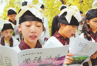 ▲　朱子學(xué)校學(xué)生在誦讀《朱子家訓(xùn)》。