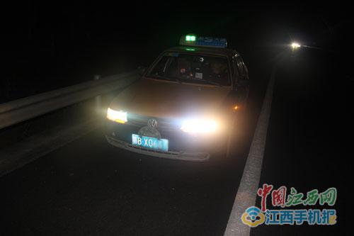 的哥高速路上開車犯困 應(yīng)急車道停車睡大覺(jué)