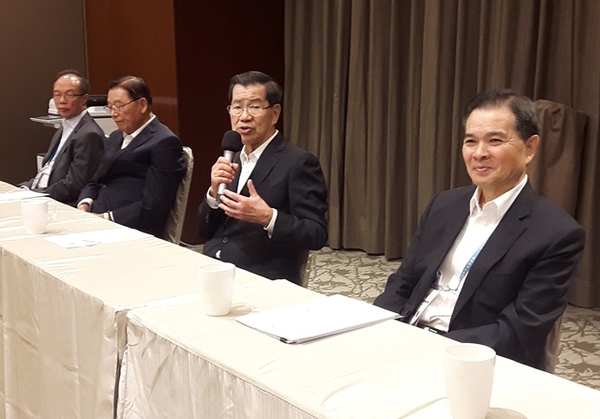 2016兩岸企業(yè)家峰會(huì)5日在金門登場，峰會(huì)臺灣方面理事長蕭萬長（右2）表示，盼望透過峰會(huì)這個(gè)平臺，在雙方競合中，尋找新的合作模式，以壯大臺商。圖片來源：臺“中央社”