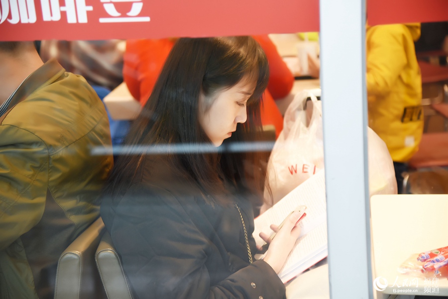離發(fā)車時(shí)間還早,看書打發(fā)時(shí)間