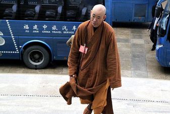 代表步履從容進(jìn)會(huì)場(chǎng)。