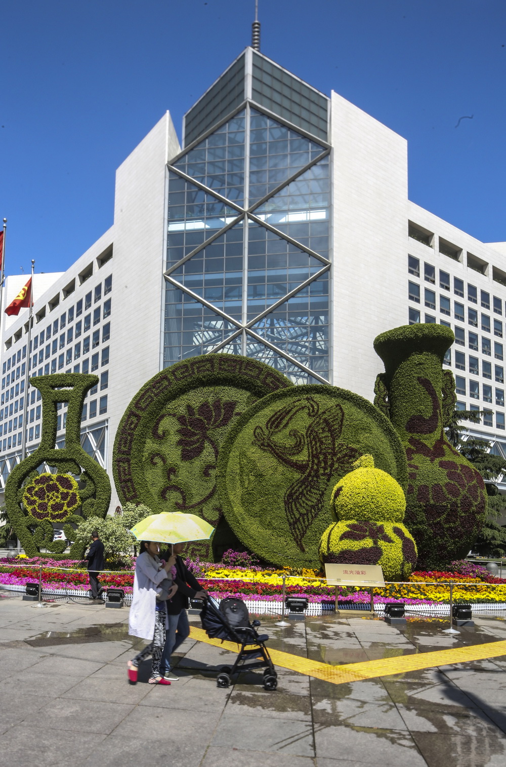5月10日拍攝的西單路口的“流光溢彩”花壇。