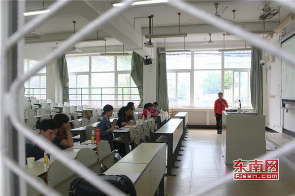 招聘考試評委由專業(yè)教授、博士、家長等7人組成.jpg