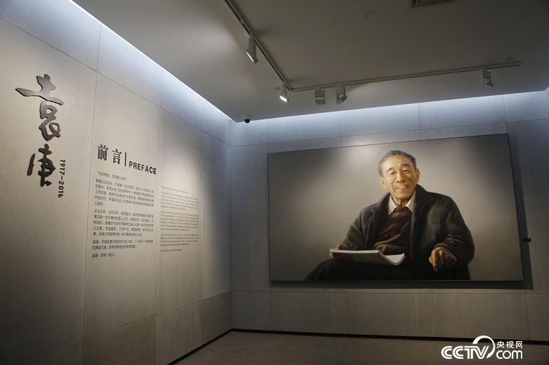 蛇口改革開放博物館展覽《袁庚》形象地展示袁庚同志追求解放、銳意改革、奉獻(xiàn)國家的頗有傳奇色彩的一生。